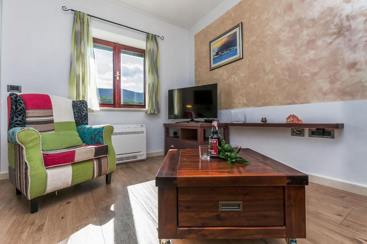 Villa Holiday Home Zvecanje Kültér fotó